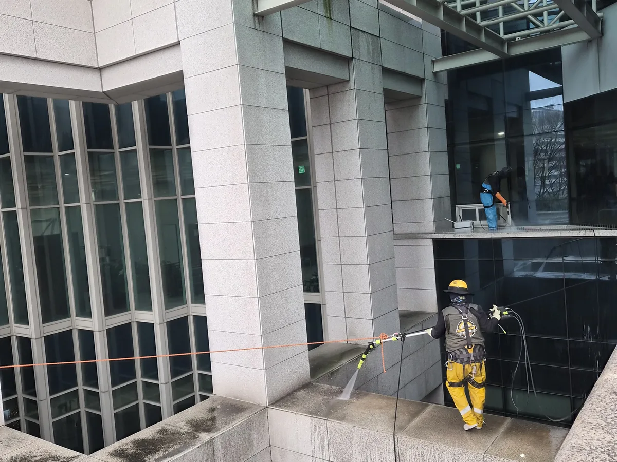 대덕구 법동 상가건물 옥상 파라펫 장비 주변 정밀 위생청소 사례 - 행진크린