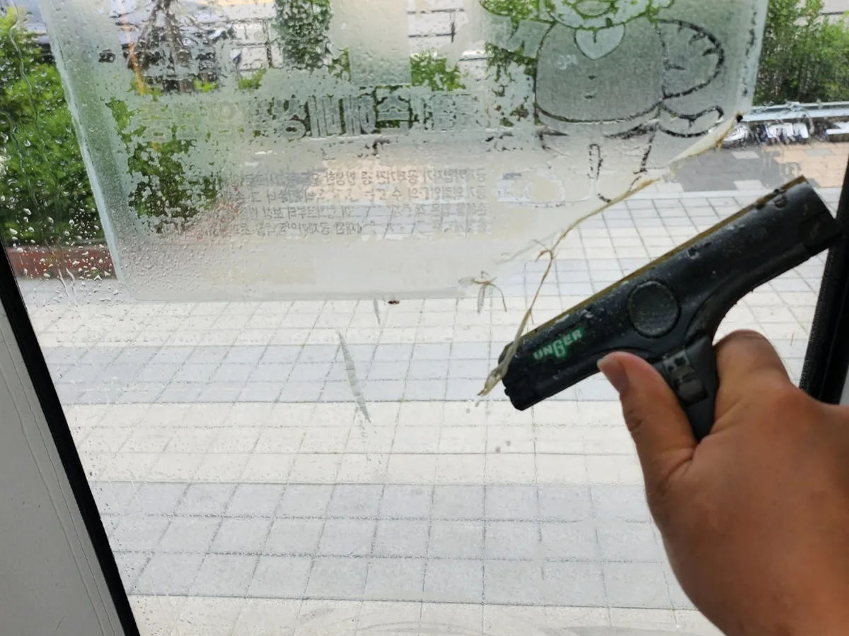 중구 무수동 사무실 고층 외창 장비 주변 정밀 위생청소 사례 - 행진크린
